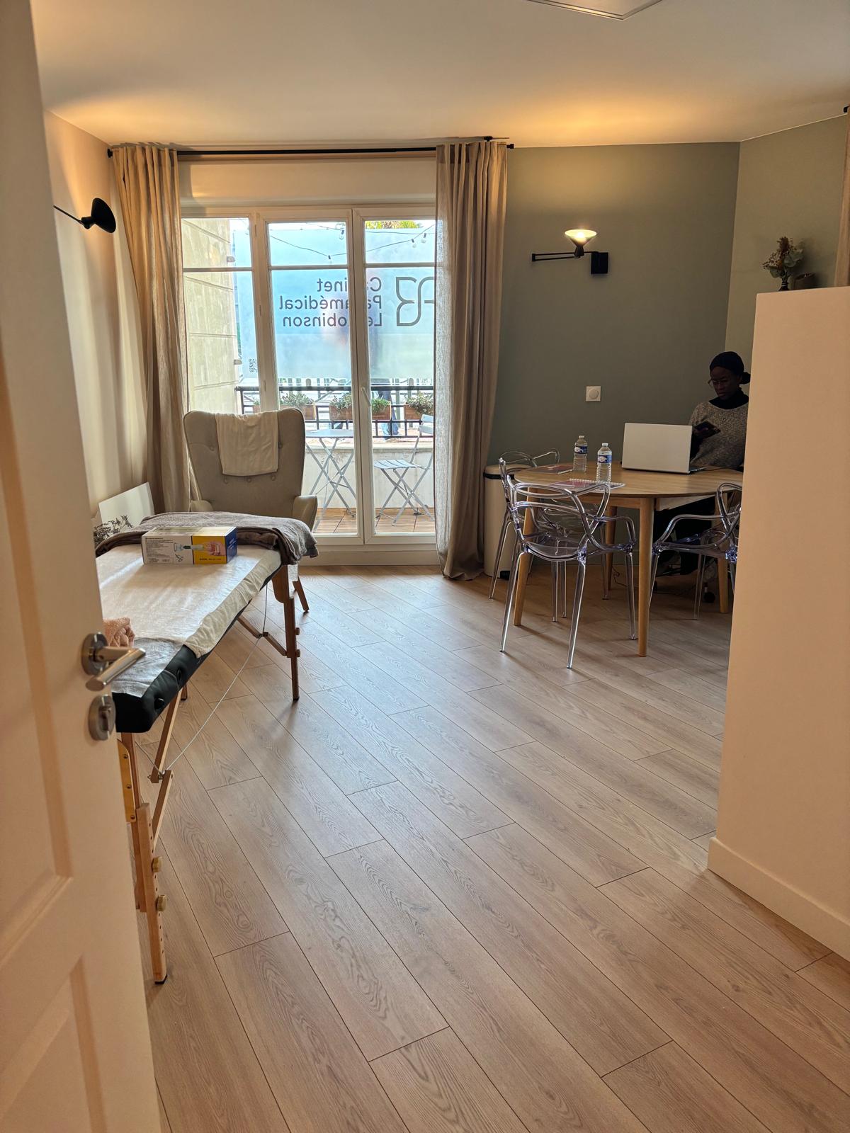 Formation professionnelle en drainage lymphatique dispensée par une infirmière et esthéticienne, avec apprentissage pratique et bases anatomiques solides.